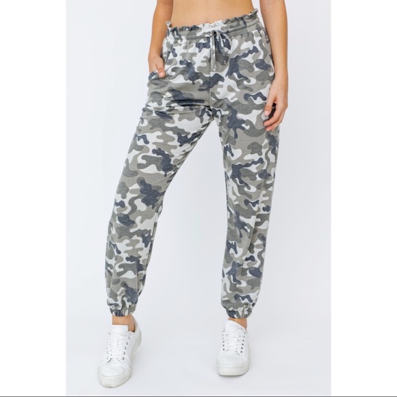 Le Lis Pants - ATTENTION CAMO PAPERBAG JOGGERS